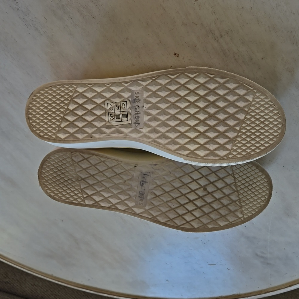 LIKE NEW! Women's Skechers Tie Dye slip on shoes size 7 - Picture 4 of 5